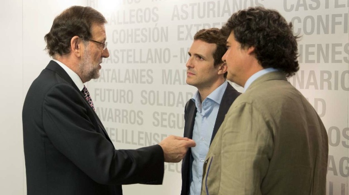 Rajoy conversa con Pablo Casado y Jorge Moragas