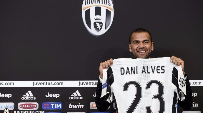 Alves durante su presentación como nuevo jugador de la Juventus. 