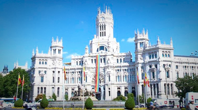 El Ayuntamiento de Madrid esta vez sí ha colocado las banderas arcos iris, en la final de Champions le negó ese gesto a Real y Atlético.