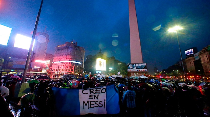 La manifestación de esta madrugada (hora española) para pedir que Messi no se vaya de la albiceleste.