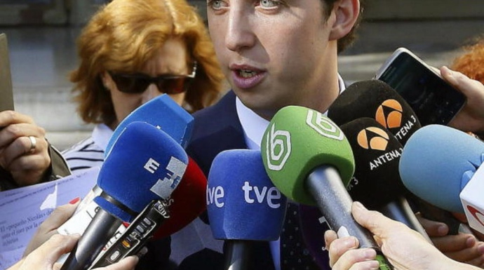 El "pequeño Nicolás" atiende a los periodistas tras una de sus declaraciones judiciales