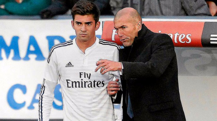 Zinedine Zidane dando instrucciones a su hijo Enzo en un partido del Castilla. 
