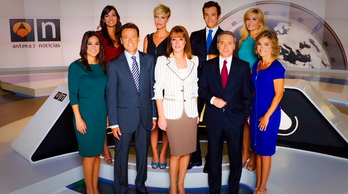 El equipo de informativos de Antena 3, con la ya ex directora al frente y en el centro de la imagen.
