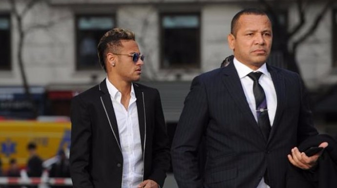 Neymar y su padre entrando en los juzgados.