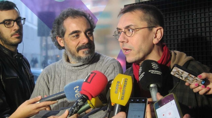 El ideólogo y fundador de Podemos, Juan Carlos Monedero, atendiendo a los periodistas