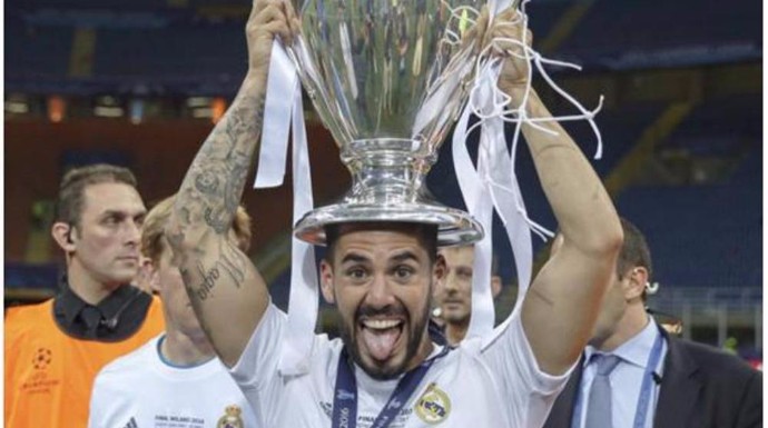 El jugador Isco Alarcón posando con la undécima copa de Europa conseguida por el Real Madrid.