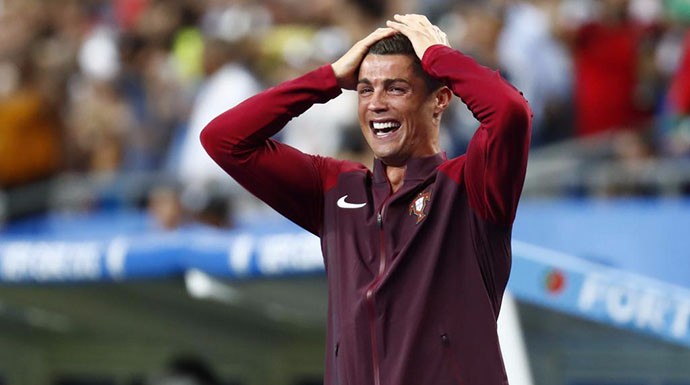 El llanto de Cristiano Ronaldo desde el banquillo por no poder ayudar a su selección. 