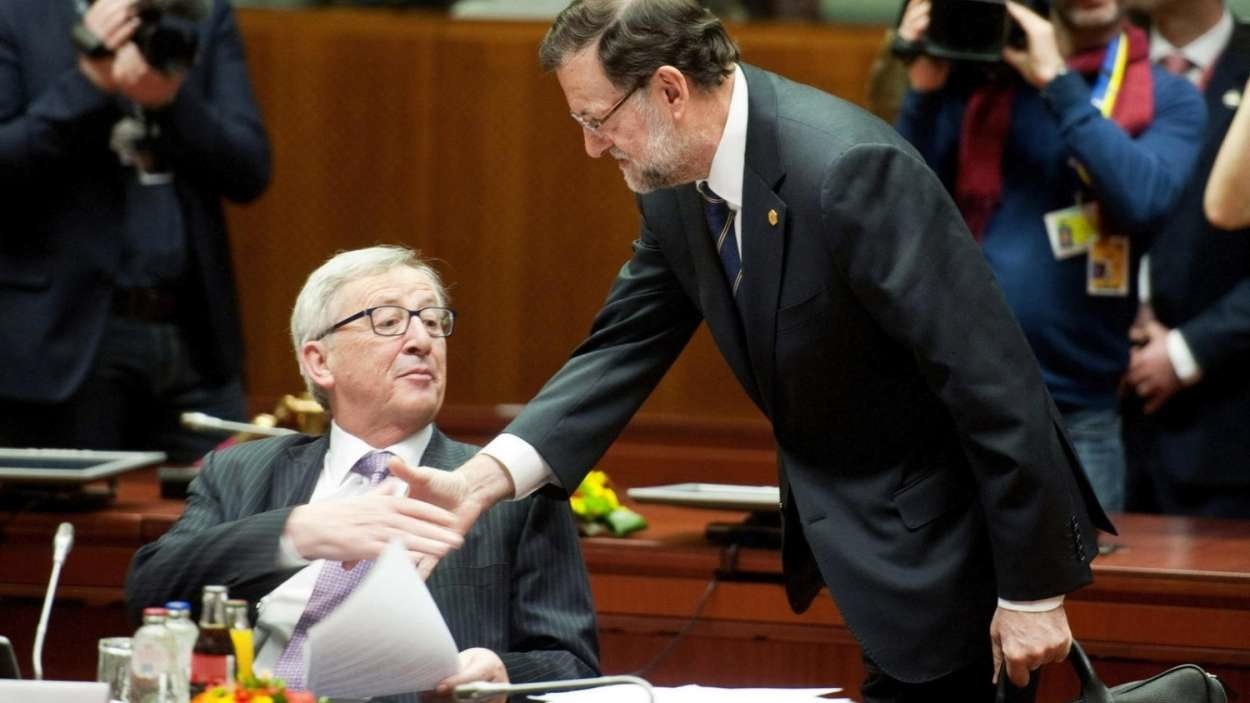 Rajoy saluda en Bruselas al presidente de la Comisión Europea, Jean Claude Juncker