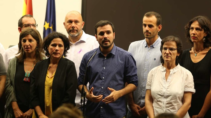 Garzón, este martes en el Congreso junto a un grupo de diputados de Unidos Podemos