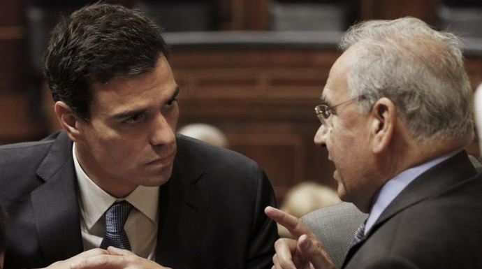Pedro Sánchez conversa con Alfonso Guerra, en el Congreso