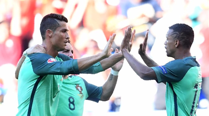 Los jugadores Cristiano Ronaldo y Nani durante un partido de Portugal en la Eurocopa.