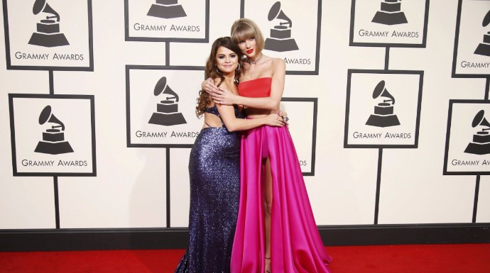 Selena Gomez y Taylor Swift en la alfombra roja de los premios Grammy 2016.