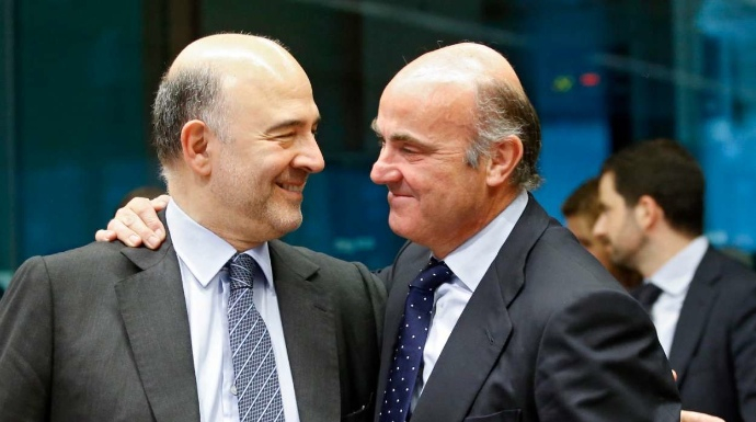 Guindos, junto al comisario europeo de Economía, Pierre Moscovici