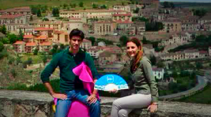 La joven pareja posan contentos en una fotografía difundida en la red con un abanico del PP. 