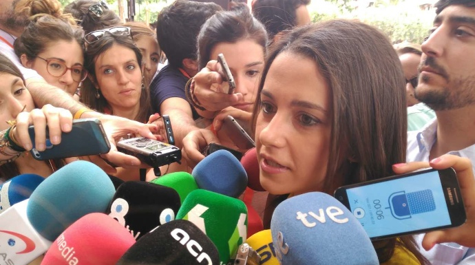 Ines Arrimadas, atendiendo a los periodistas