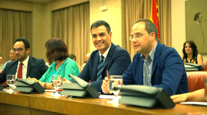 Sánchez, este lunes durante la reunión con sus diputados y senadores