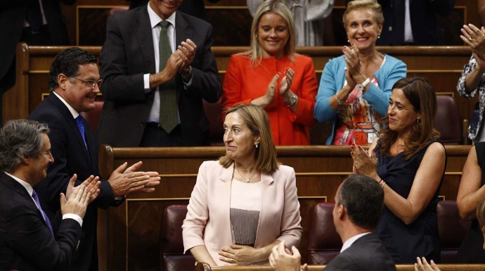 Ana Pastor, aplaudida por sus compañeros, tras ser elegida presidenta del Congreso