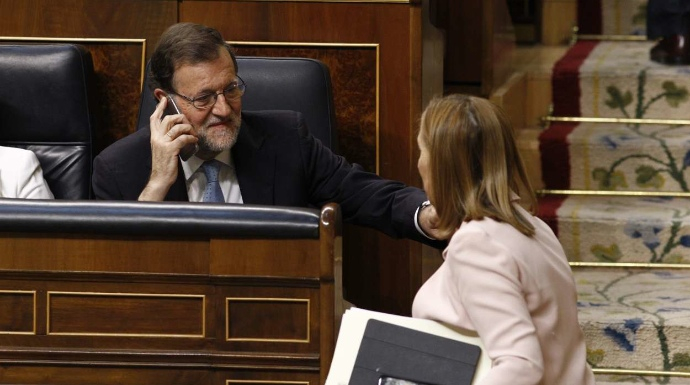 Rajoy saluda a Ana Pastor tras su elección como presidenta del Congreso