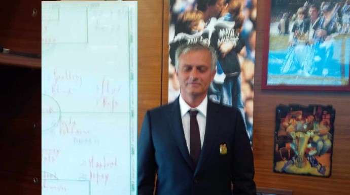 José Mourinho en su despacho antes de partir hacia China.