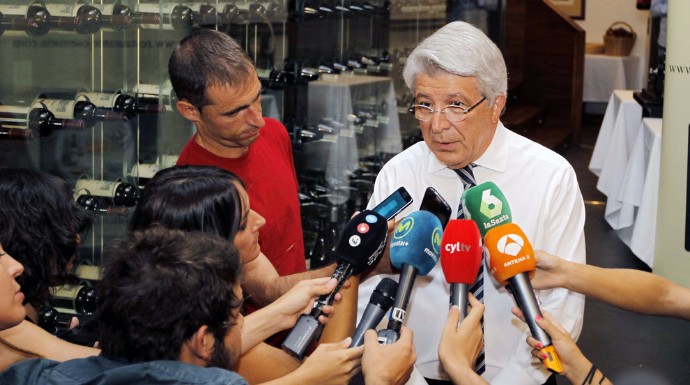 Enrique Cerezo hablando con los periodistas. 