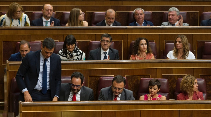 Pedro Sánchez, en su escaño rodeado de sus diputados