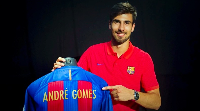 El jugador portugués posa con la que será su camiseta.