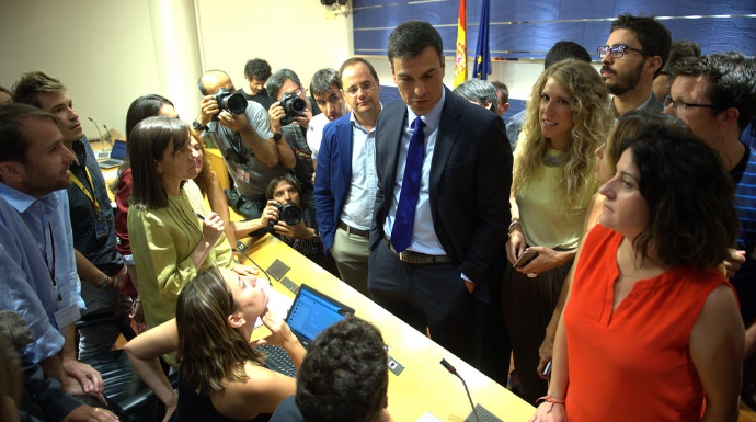 Sánchez, este martes tras su reunión con Rajoy, conversando con periodistas
