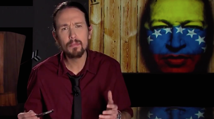 Pablo Iglesias, en su programa de televisión, con la figura de Chavez detrás
