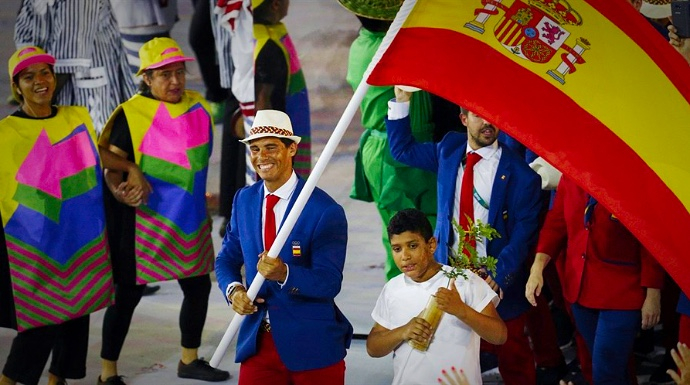 Rafa Nadal, el abanderado español en los JJ OO, entrando en Maracaná.