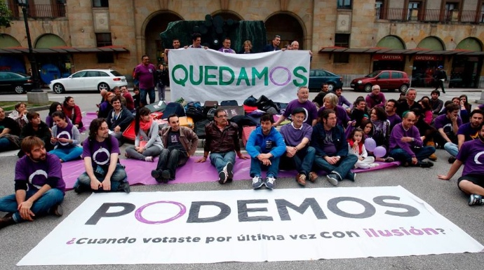 Militantes de Podemos en un acto en la calle