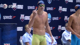 La extraña manía de un nadador que hace un insultante gesto a la grada antes de saltar