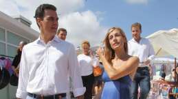 Cazan a Sánchez y su mujer in fraganti mientras sus fontaneros buscan trapos sucios de Rajoy