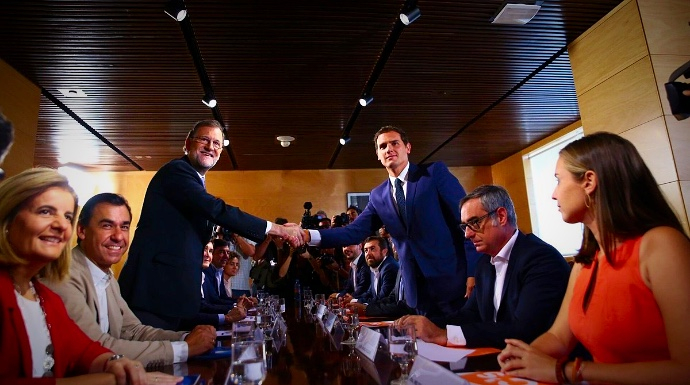 Mariano Rajoy y Albert Rivera, se dan la mano sellando así su acuerdo.