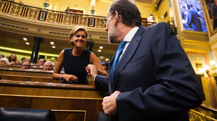 Rajoy saluda a la secretaria general del PP, María Dolores de Cospedal