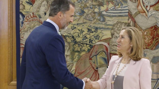 El Rey estrecha la mano de Ana Pastor al comienzo de su reunión.