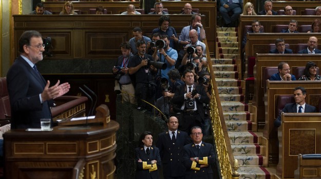 Rajoy y Sánchez durante el debate de investidura.