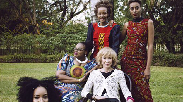 Fernández de la Vega posa junto a modelos africanas.