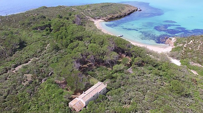 Esta isla desierta en Menorca puede ser tuya. 