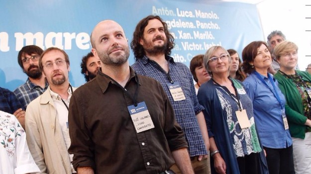 El candidato de En Marea, Luis Villares, respaldado por su equipo.