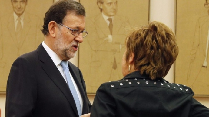 Rajoy, en el Congreso, conversando con Celia Villalobos