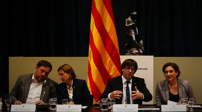 Ada Colau, junto al presidente de la Generalitat, Carles Puigdemont, entre otros.
