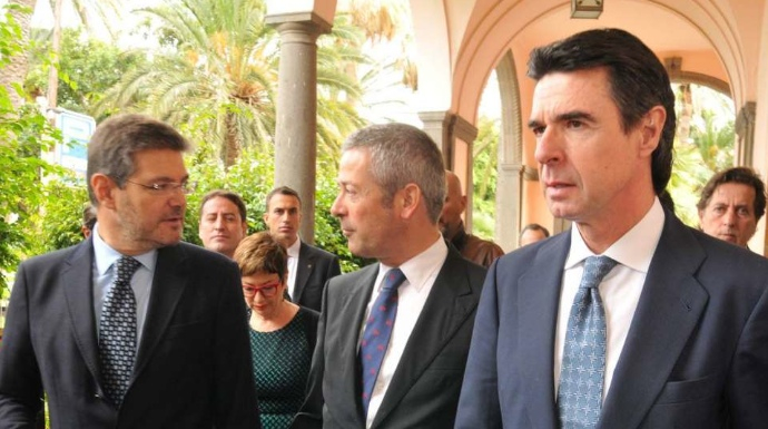 El ministro de Justicia, Rafael Catalá, A su derecha, el ex ministro Soria