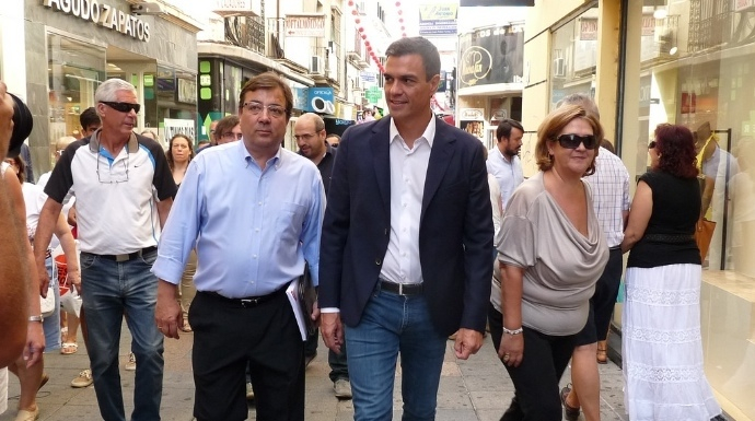 Pedro Sánchez camina junto al presidente extremeño, Guillermo Fernández Vara