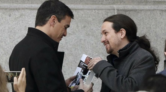 Pablo Iglesias regala un libro a Pedro Sánchez en uno de sus encuentros