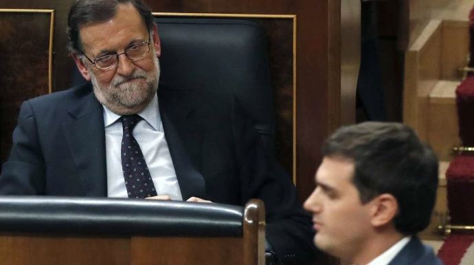 Rivera, en el Congreso, pasa por delante de Rajoy