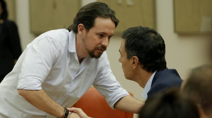 Pablo Iglesias saluda a Pedro Sánchez en el Congreso