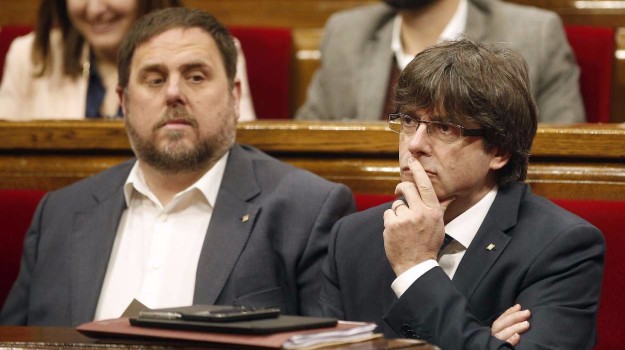 Puigdemont y Junqueras en el Parlament.