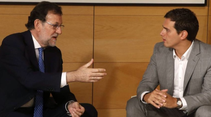 Rivera escucha a Rajoy en una de sus últimas entrevistas en el Congreso