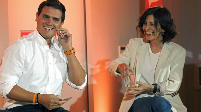 Rivera en un acto electoral en Galicia junto a su candidata, Cristina Losada