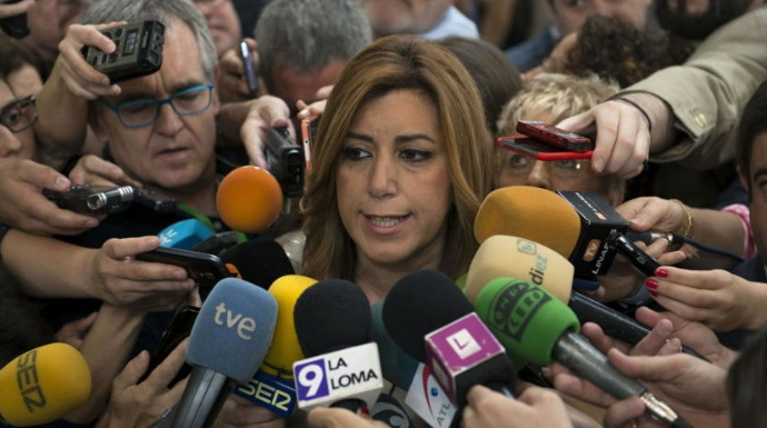 La presidenta andaluza, Susana Díaz, rodeada de periodistas